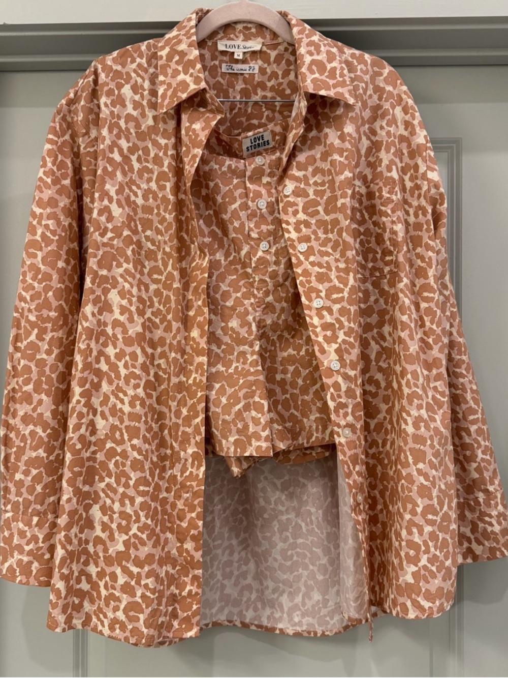 LOVE STORIES
Sylvester Organic Cotton Leopard Print Pyjama Top |
Pale Pink